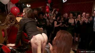 ���ෙකක් විශාල පියයුරු MILF වහලුන් සිමෝන් Sonay හා Syren ද විශ්රාමලත් මහජන Bday පක්ෂය අනියම් කුමරිය Donna Dolore ලබා ගැනීම වෙනුවෙන් වැයූ