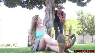 Сэйбл Jones даъват Садовника подстричь он Бутта