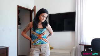 Moj stepsister le ne bo nehal tepsti na mene, dokler nisem dal na njo štiric in fuck ki tesen srkanje muca za orgazem - Kylie Foxxx