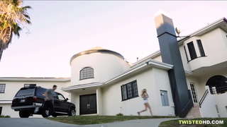 Prietenul dracului în timp ce mama intră? Frumos!