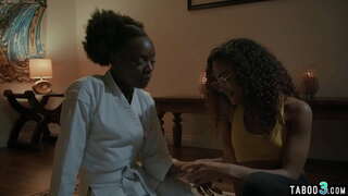 Malé titted eben teens, lízanie a prsteň sa navzájom