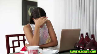 Petit ebonovina stepsis Michelle Anderson trake i pusti perverzno polubrat svršava na njene butine