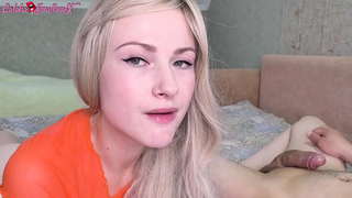 Sexy Vriendin Blowjob Lul en Ballen Likken na het Werk - Cum Slikken