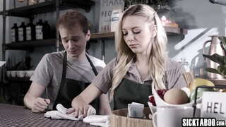 Sexy stepsis Lily Larimar genoten jongens grote harde pik nadat ze zoog het