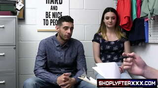 Калі Кинсли Кейн і яе бойфрэнда ловяць на выкарыстанні выкрадзенай крэдытнай карты, служба прадухілення страт падвяргае Кинсли дбайнаму распранання і дагляду паражніны рота.