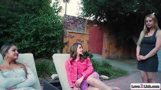 Gata morena pede novos peituda madrasta, de volta a sua outra batota madrasta.Eles se beijam e ela lambe o tatuado safadas pés e, em seguida, facesits sua