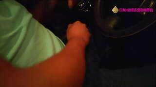 Conductor de uber que em mostrant els seus pits per a la ciutat