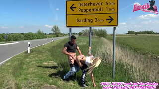 Svršavanje na ulici sa plavušom spermu drolja