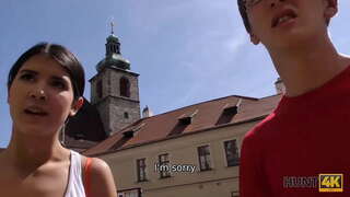 HUNT4K. સમૃદ્ધ હન્ટર seduces દુબળી પાતળી સ્ત્રી કાળી જે જરૂરી રોકડ માટે વેકેશન