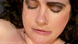 ���ీచ అనుకూలంగా నోరు ఇబ్బంది పెట్టాడు మరియు చెంప