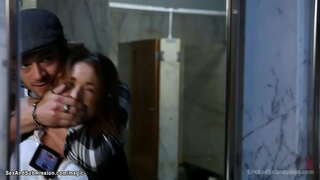 Агенти ФРС бо азим сиськами brunette Крисси Линн захвачена преступником Ксандером Корвусом ва дар веревочном бондаже меорад пизду ва хари аз он як узви