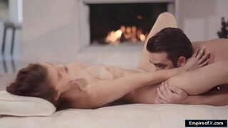 Супрацоўніцы брунэткі шапіках вылізалі, а затым трахнул яе менеджэр