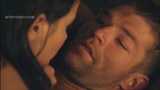 Katrina Leĝo nuda kaj batalanta la koko