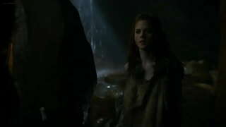 Ludo De Tronoj Jon Snow perdas sian virgecon