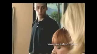 Lengkah Mom jeung Putra step nganjang dominan lengkah Bibi dina Ulang nya