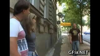 Buachaill suíonn agus stares