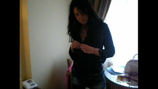 Italiane amatorial Lilly strip dhe masturbates