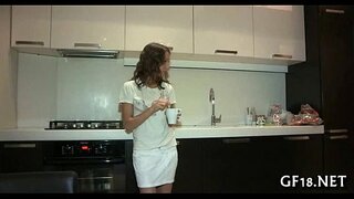 Она игра са великим члан момка