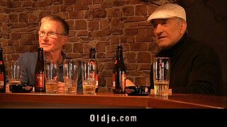 Îndrăzneț blonda suge două penisuri