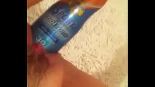 Ludante kun suncream botelo