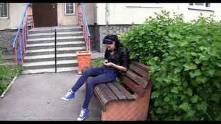 ���ંપટ લેડી widens તેના પગ