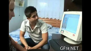 Gana teisės amžiaus paauglys mergina stovi šuniškas mados