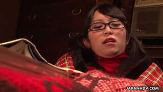 Nerd Asian teen strofina la figa sotto la coperta