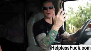 ���ளம் பெண்கள் Hitchhiking