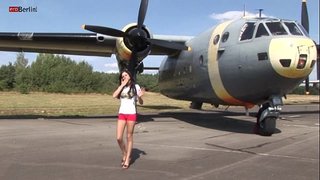 Eroberlin ўяўляе Моніка бензо Дарожны кантроль у нямецкім аэрапорце