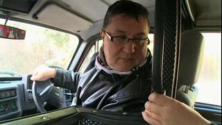 Хаджара ловит попутку аз стариком