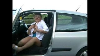 ���ठावदार उरोज असलेला हौशी Geordie चमकणारे सार्वजनिक