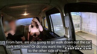Valtavat tissit amatööri saa kasvojen sisään fake taxi