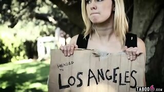 Huir de la casa del adolescente doble coño jodido después de hacer autostop