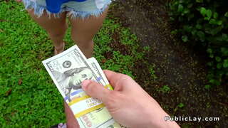 Culo bionda scopa in garage in pubblico