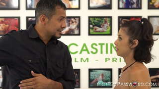 Pobudzający nastolatek zajmuje się niegrzeczny seks z ogierem