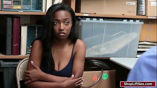 Busty Daya نائٹ ہو جاتا ہے اس کی بلی کی طرف سے ایل پی آفیسر بڑا مرگا