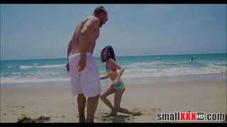 Giovane E Minuta Ragazzina Gelsomino Grigio Ottiene Piccola Figa Allungato Da Cazzo Enorme Ragazzo Dalla Spiaggia