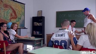 Adolescentes Dolly Diore &amp;amp; Cathy Ceo compartir titor do galo con dous tesón amigos na aula