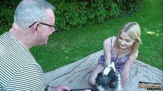 Young kakaho hanga tawhito cum tangata i roto i tona mangai