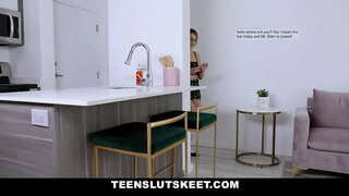 Teen babe yn gadael i classmate fuck hi yn gyfnewid am ei bapurau prawf