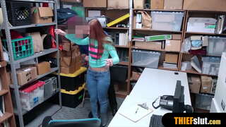 Gjatë ngecur teenie u kapur në mapo dhe merr një përafërt fuck