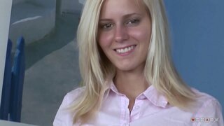 Dulce pero Traviesa Rubia le Encanta Montar su Polla con Gran Esfuerzo