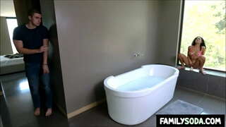 Anh bắt em gái trong phòng tắm