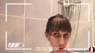 Տգեղ պատանին թաքնվում սալիկապատ, ներկառուցված պահարաններ, որ շոշափում է իրեն մատը