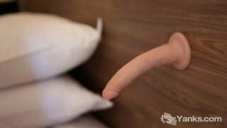 Tattooed blond honung från Jänkare Violett skruva hennes fitta med sin leksak