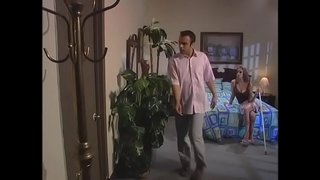 Чувак трахает длинноногую блондинку дар позе сагон, то ки ӯ дӯстони заглядывают дар ҳаракати &quot; ҷавонон барои эҳеи ҳуҷраи