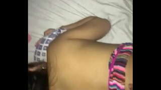 Värvikas parempidises naine ei saa lasta minna oma buttplug