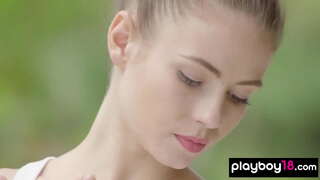 Chuda brunetka dziwka rozbiera się podczas treningu boksu