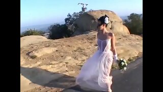 Nesretna mlada kaplja boje bačena supruga daje po glavi, a onda je prikovan na dva добросердечным гладиаторам