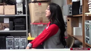 ���າຕິນ shoplifts ແລະພະນັກງານການຊອກຫາຂອງນາງ.ພຣະອົງເຮັດໃຫ້ນາງລອກເອົາລົງແລະຄອບງໍາຂອງນາງເພື່ອຄວ້າຂອງນາງກົ້.ນາງໄດ້ເຮັດໃຫ້ເຂົາເປັນ blowjob ແລະຫຼັງຈາກນັ້ນພຣະອົປັ້ງຂອງນາງ